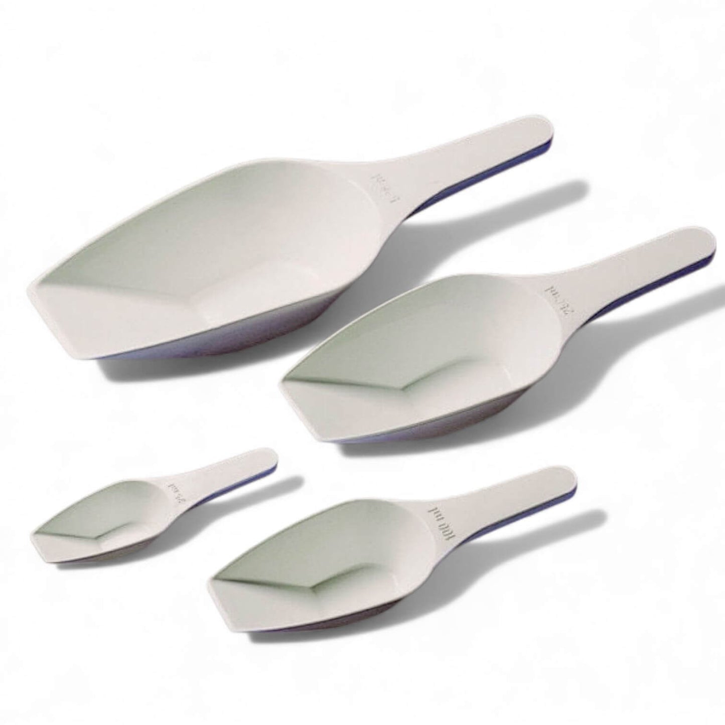 Enkele, witte, grote doseerlepels voor het snel en nauwkeurig afmeten van grotere hoeveelheden poeder of granulaat.