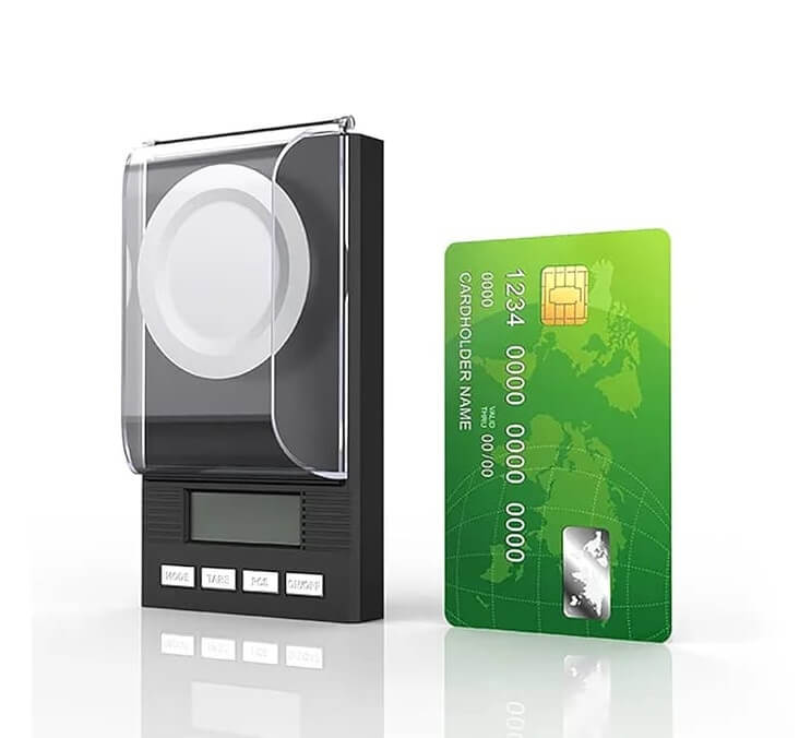 Vergelijking van digitale weegschaal met creditcard, toont draagbare en ruimtebesparende afmetingen voor eenvoudig vervoer.