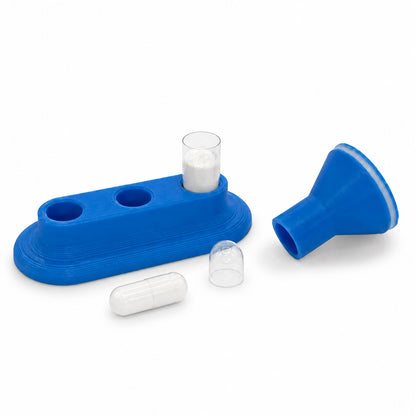 Lege capsule in standaard met gevulde capsule ernaast — capsules vullen zonder machine