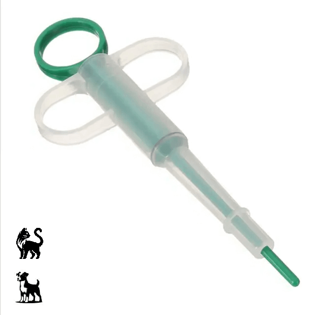 Een pillenschieter voor huisdieren is een plastic buis met een zachte rubberen tip en een plunjer. Het helpt om medicijnen veilig en eenvoudig in de keel van het huisdier te plaatsen, waardoor het dier de pil gemakkelijk kan doorslikken.